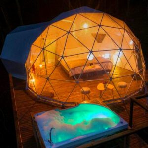 Despertar de lujo en glamping con jacuzzi privado