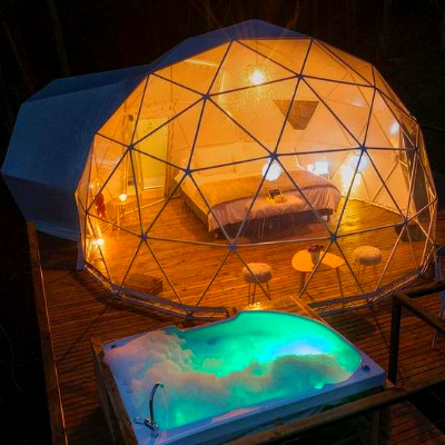 Despertar de lujo en glamping con jacuzzi privado