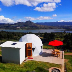 Despertar frente al lago en Glamping económicos cerca a Bogotá